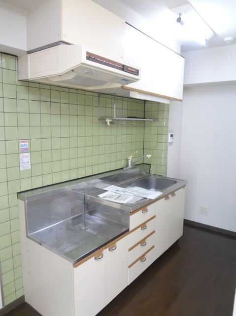 Kitchen. Spacious kitchen of the two-burner stove installation Allowed