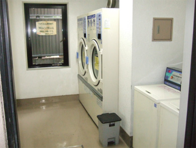 Bath. Coin-operated laundry on the first floor ☆