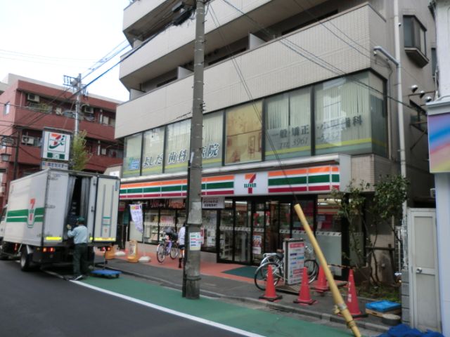 Convenience store. 380m to Seven-Eleven (convenience store)