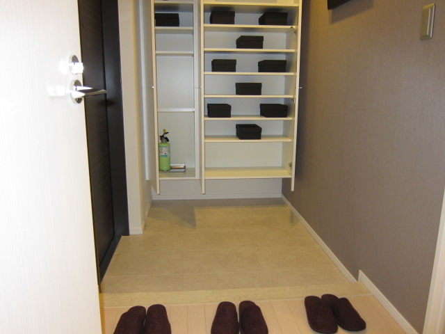 Entrance.  [Shoe box]  Furniture arrangement example