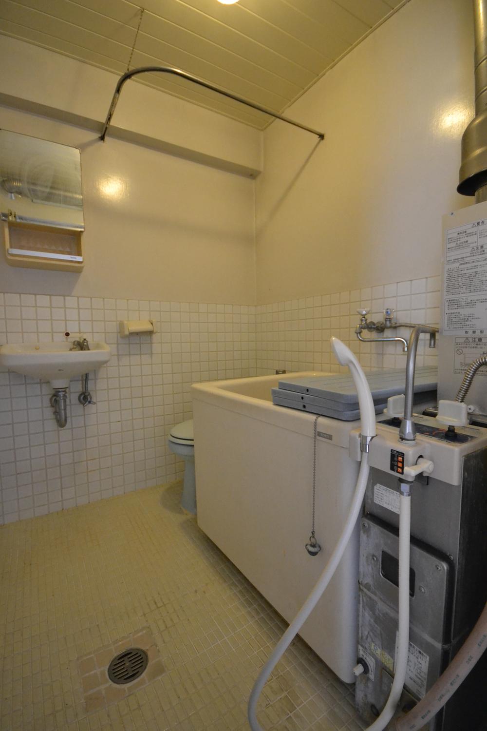 Bathroom. Indoor (12 May 2013) Shooting