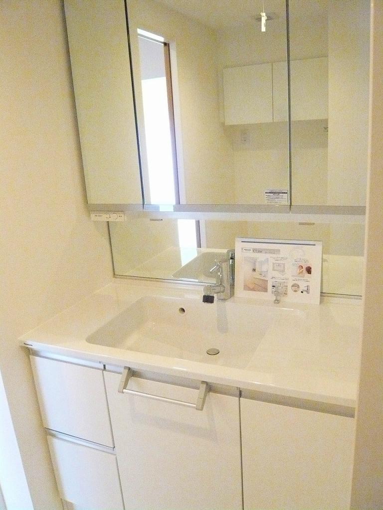 Wash basin, toilet. Indoor (11 May 2013) Shooting