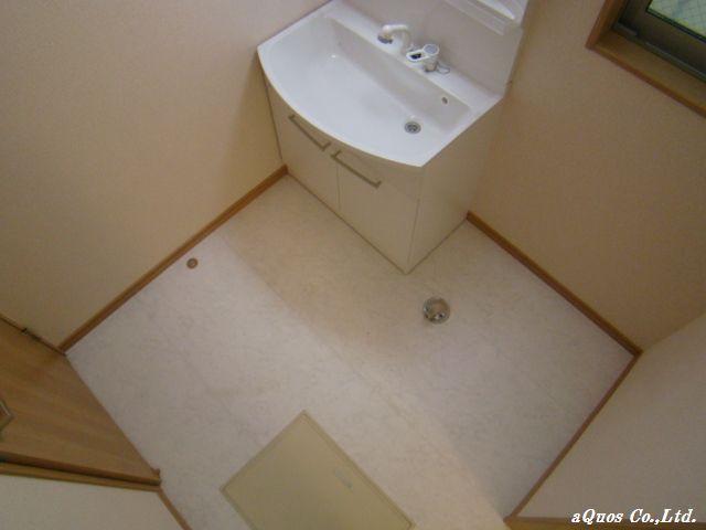 Wash basin, toilet. Indoor (12 May 2013) Shooting