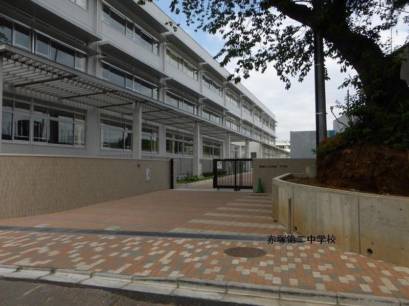 Junior high school. 600m until Itabashi Akatsuka second junior high school