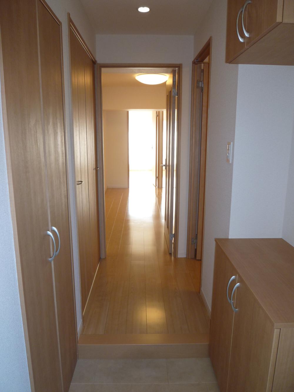 Entrance. Unified joinery in woodgrain. There is a warm.