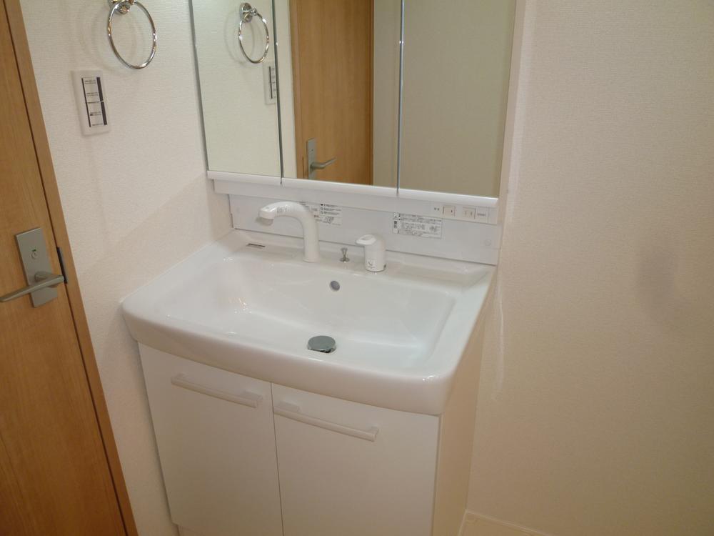 Wash basin, toilet. State of the wash basin, Because it is a specification of the head faucet shower was, It is also useful in cleaning.