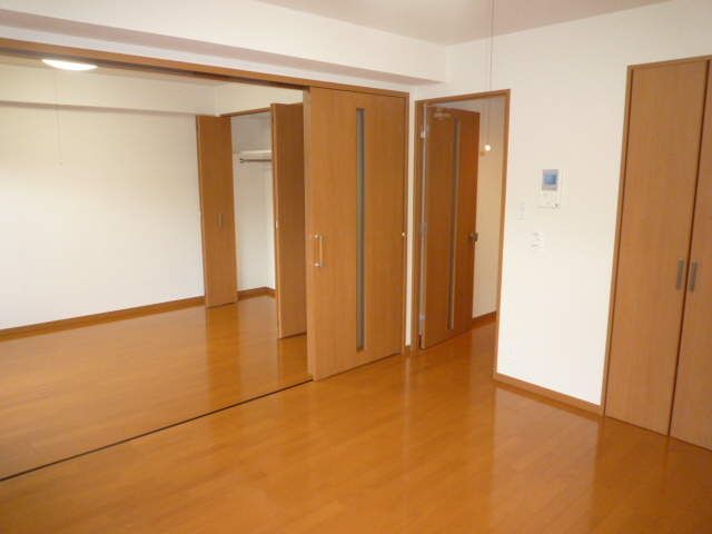 Living and room. Western and living Tsuzukiai can spacious use