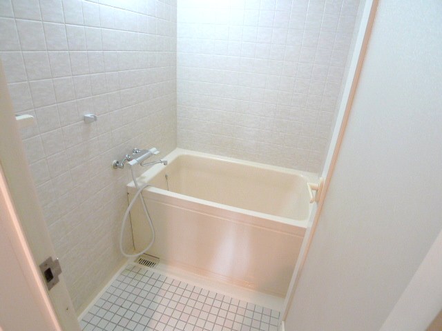 Bath. It is clean Rakuchin unit type of bath add fueled!