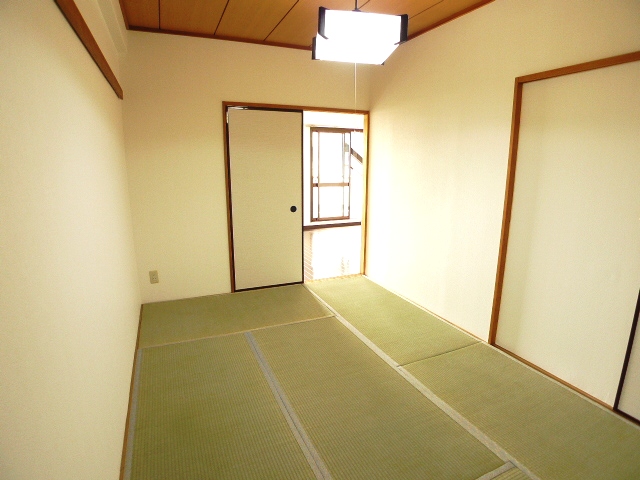 Living and room. Japanese-style part is facing the living room.