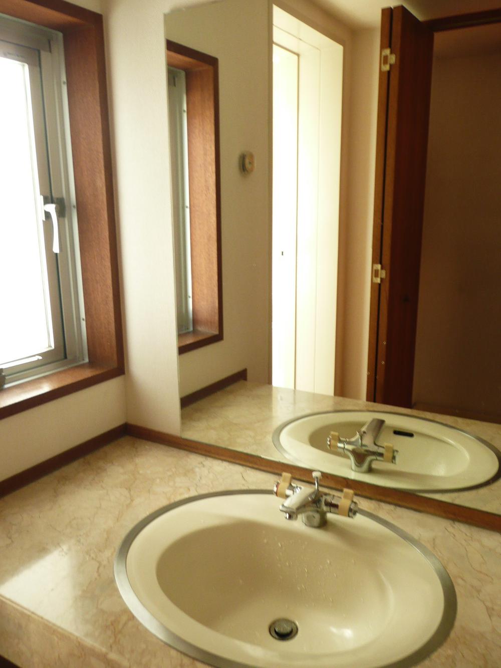 Wash basin, toilet. Wash basin