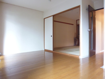 Living and room. From the living room to the Japanese-style room (reference photograph of another in Room)