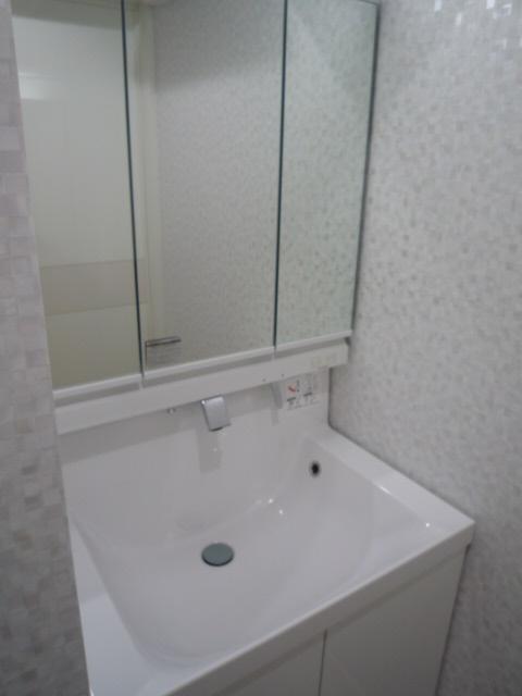 Wash basin, toilet