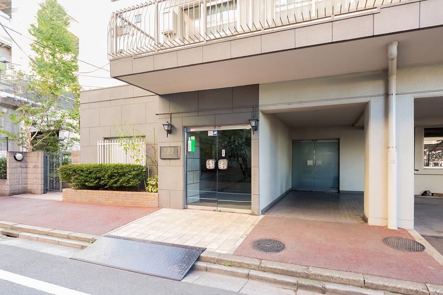 Entrance. Common areas