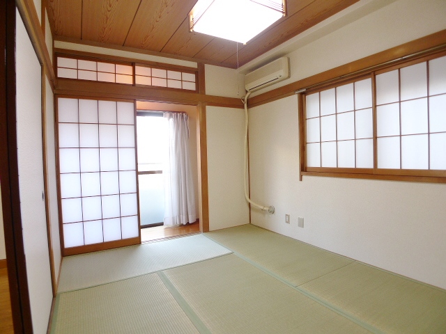 Living and room. Japanese-style part is the south-west angle of the room two-sided lighting