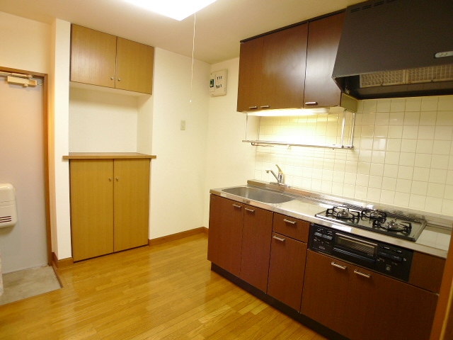 Living and room. Kitchen part is clean Rakuchin is flooring.