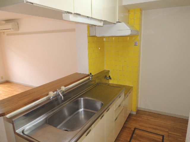 Kitchen. With counter ・ Gas stove installation Allowed