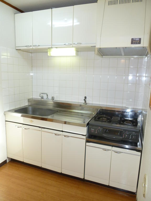 Kitchen. Gas stove is possible removal per leaving product