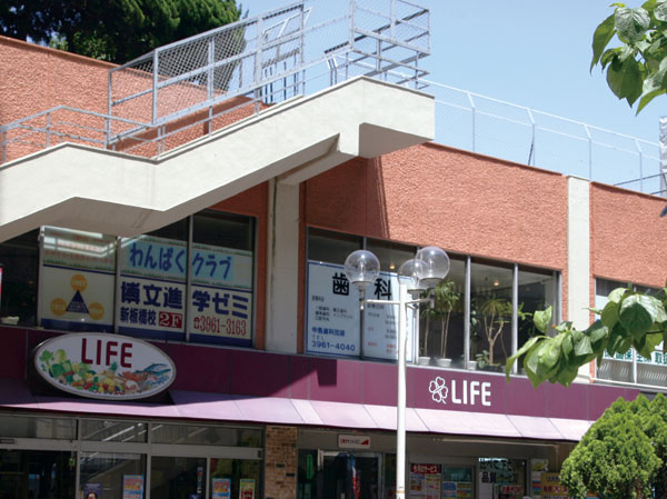 Surrounding environment. Life Itabashi store (about 460m ・ 6-minute walk)