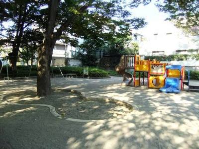 park. 10m to Itabashi under Akatsuka Park (park)