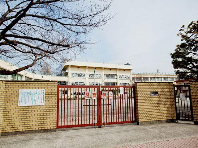 Primary school. 590m until Itabashi under Akatsuka elementary school