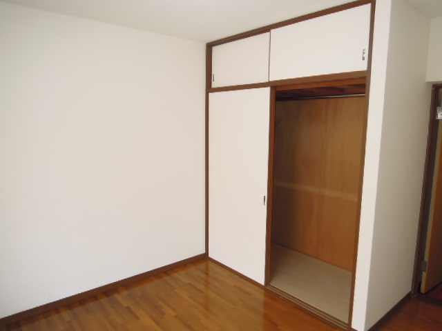 Receipt. Between 1 ・ Upper closet with storage (see photo)