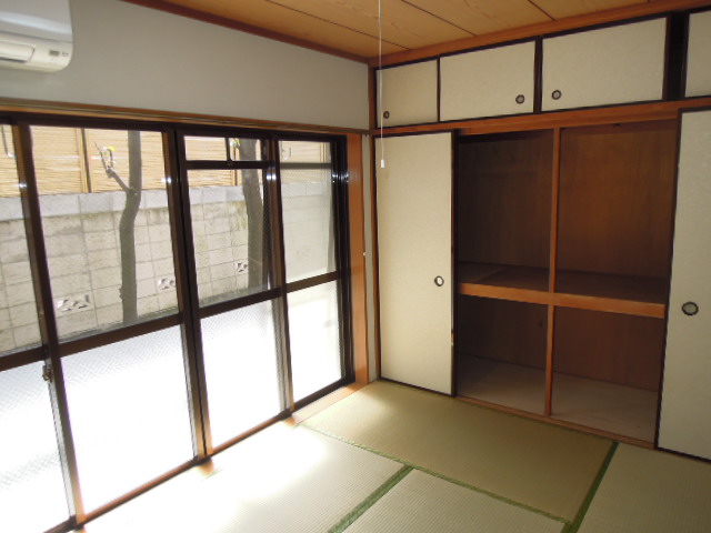 Other room space. Between 1 ・ A heaven with storage Japanese-style room 6 quires (see photo)