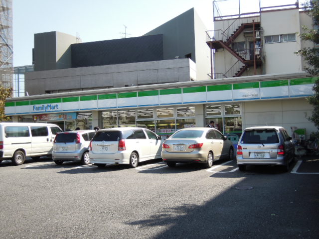 Convenience store. FamilyMart Kamiitabashi Sanchome store up to (convenience store) 277m