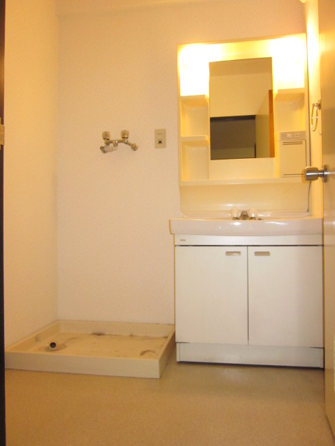 Washroom. Independent wash basin ・ Laundry Area Available