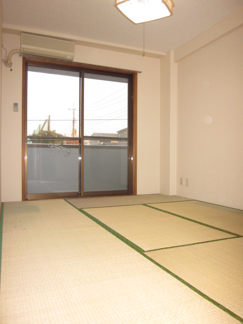 Living and room. There are six tatami Japanese-style air conditioning