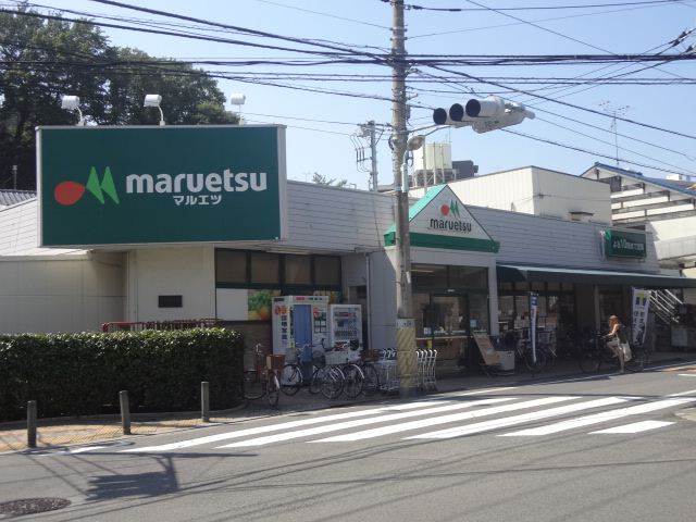 Shopping centre. Maruetsu until the (shopping center) 370m