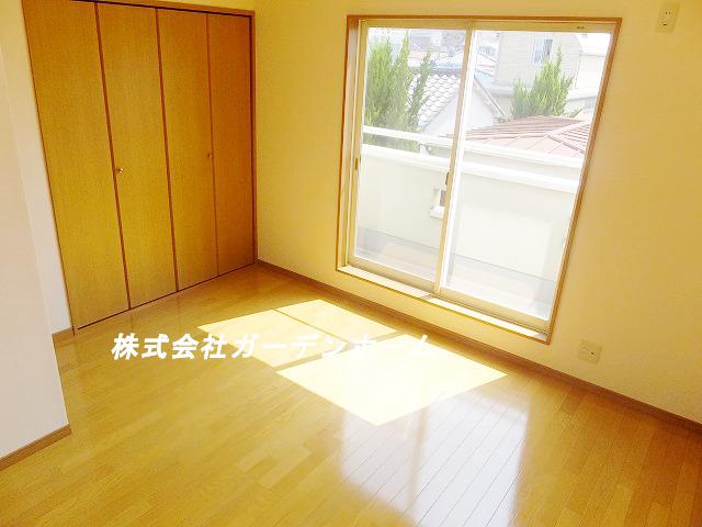 Non-living room. There is spacious 7.3 tatami, Light of the sun from the veranda is a Western-style plug and Sansan !!