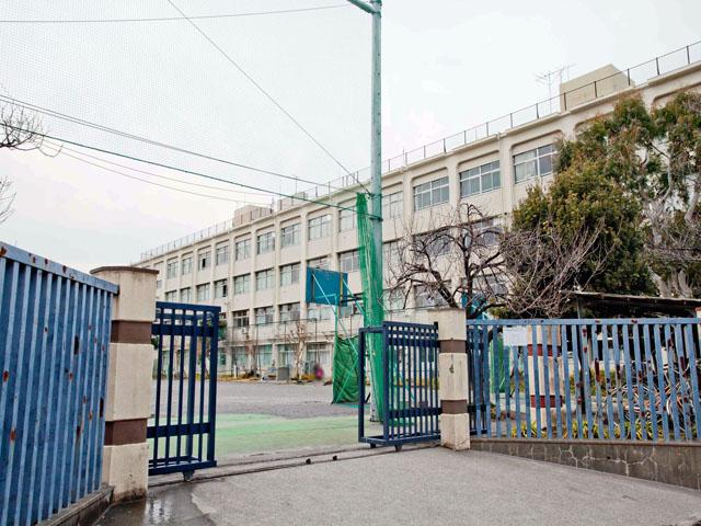 Junior high school. 500m to Itabashi Takashima second junior high school