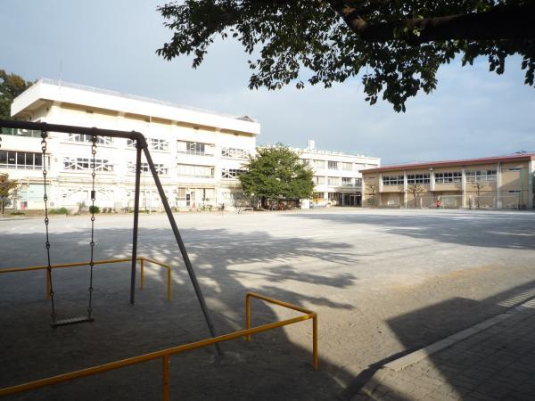 Primary school. 880m to the bottom Akatsuka elementary school