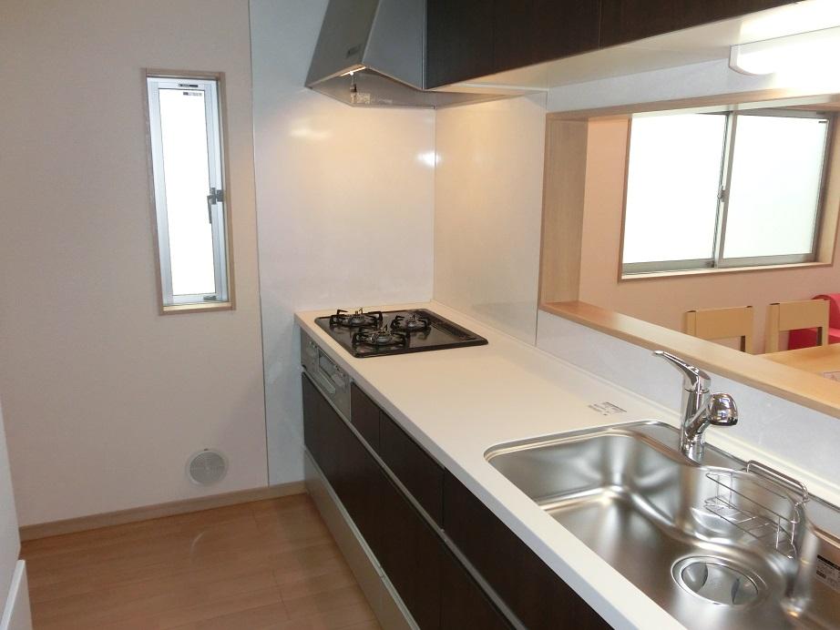 Spacious kitchen. Working with two people is smooth. Indoor (12 May 2013) Shooting