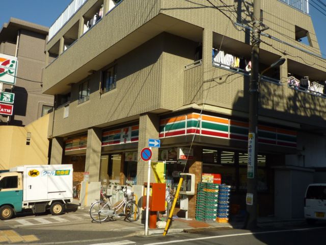 Convenience store. 290m to Seven-Eleven (convenience store)