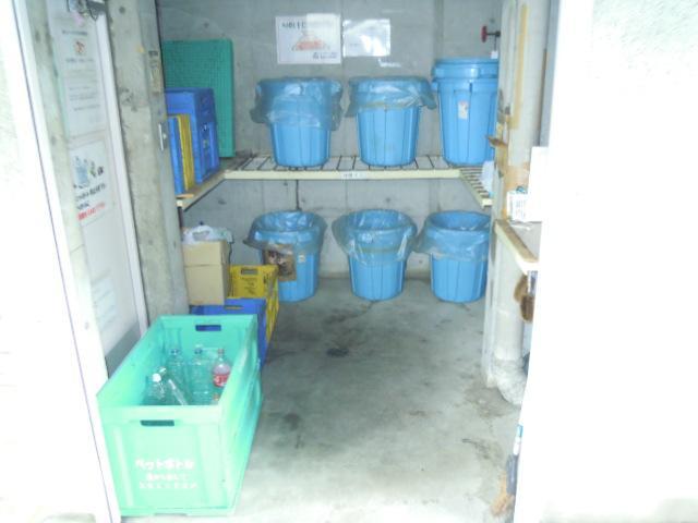 Other common areas. Shared garbage yard