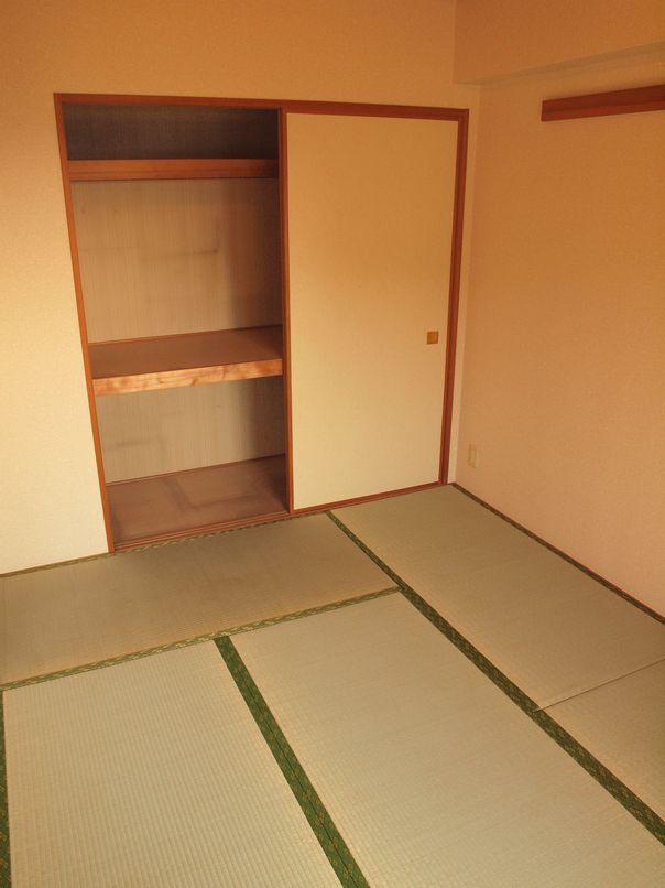 Non-living room. Tatami just re-covering. It settles in the smell of the grass.