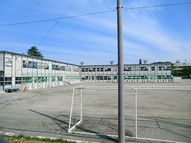 Junior high school. 870m until Itabashi Akatsuka second junior high school