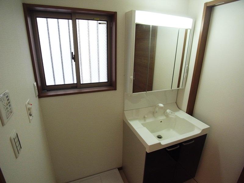 Same specifications photos (Other introspection). Same specifications complete listing (washbasin 2)