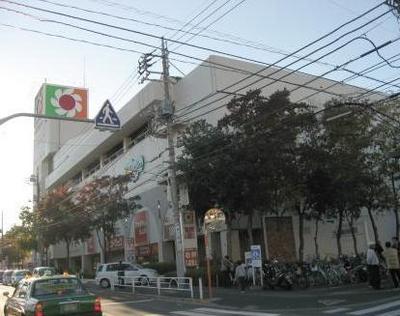 Supermarket. Izumiya to (super) 792m