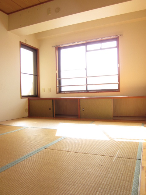 Living and room. Storage space number in the south-facing Japanese-style room