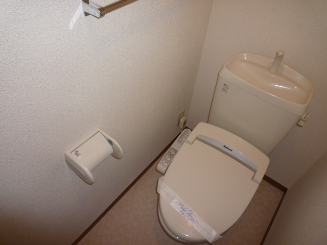 Toilet. With Washlet (see photo)