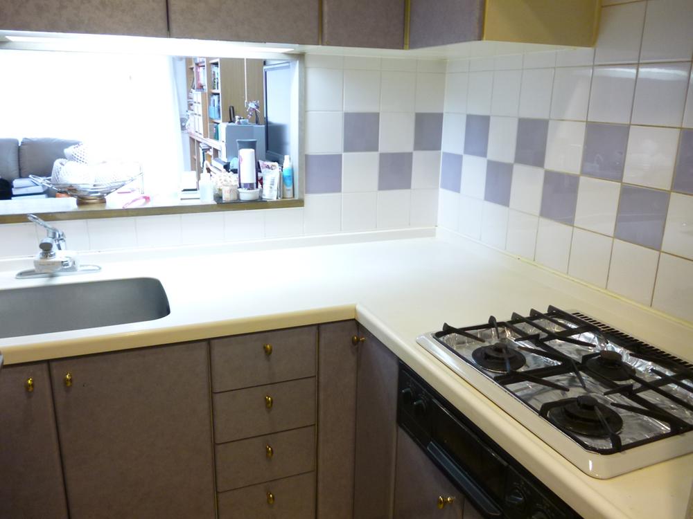 Kitchen. Face-to-face counter-type kitchen! You can happily dishes while watching TV