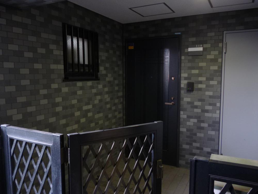 Entrance. Entrance Pouch Local (12 May 2013) Shooting