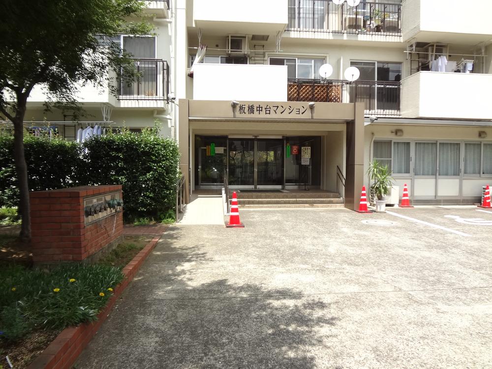 Entrance. Common areas