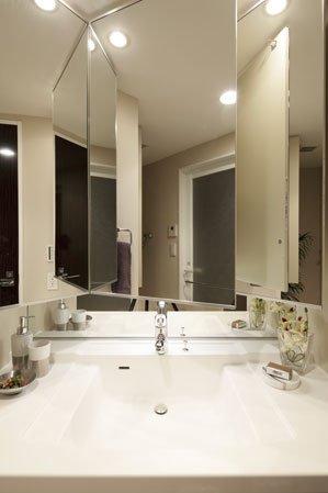 Bathing-wash room.  [Three-sided mirror with vanity (with hand lighting)] It has adopted a three-sided mirror with vanity, which also includes a three-sided mirror under mirror tailored to the child's point of view. Ensure the storage rack on the back side of the three-sided mirror. You can organize clutter, such as skin care and hair care products. Also storage rack is clean and maintain because it is clean and remove.