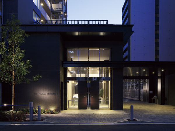 Buildings and facilities. "THE ITABASHI Residence" two-tier entrance of which is the face of. Space that becomes the entrance of the Yingbin mansion, Dark brown tiles a profound feeling, And it emits a flavor of the city design a large glass has been refined. (South Building Entrance ※ October 2012 shooting)