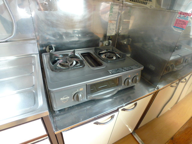 Kitchen. Gas stove is leaving product. 