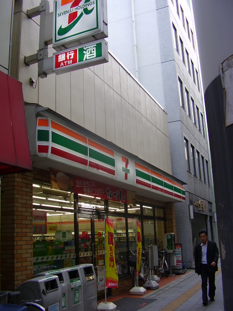 Convenience store. Seven-Eleven Itabashihoncho Kitamise (convenience store) to 153m