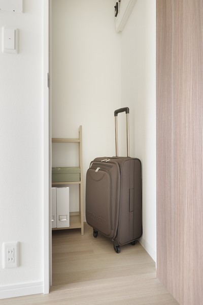 Large of things, such as seasonal goods and trunk for the trip, Also convenient to leave tend to things of the storage in the room such as a vacuum cleaner "closet"